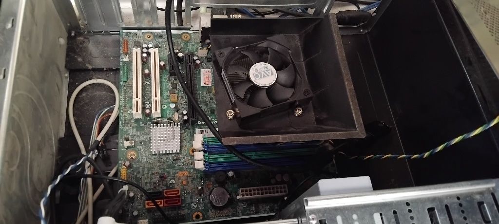 Vand carcasa pc cu placa de baza