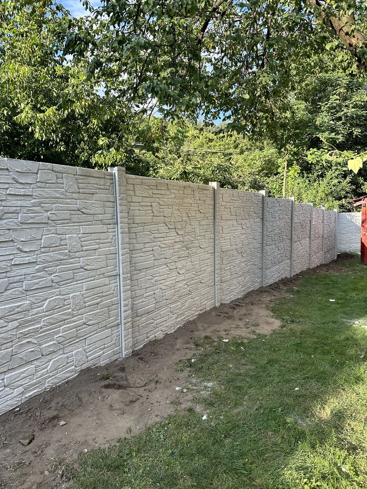Vând/montez gard al alcătuit din stâlpi/plăci de beton