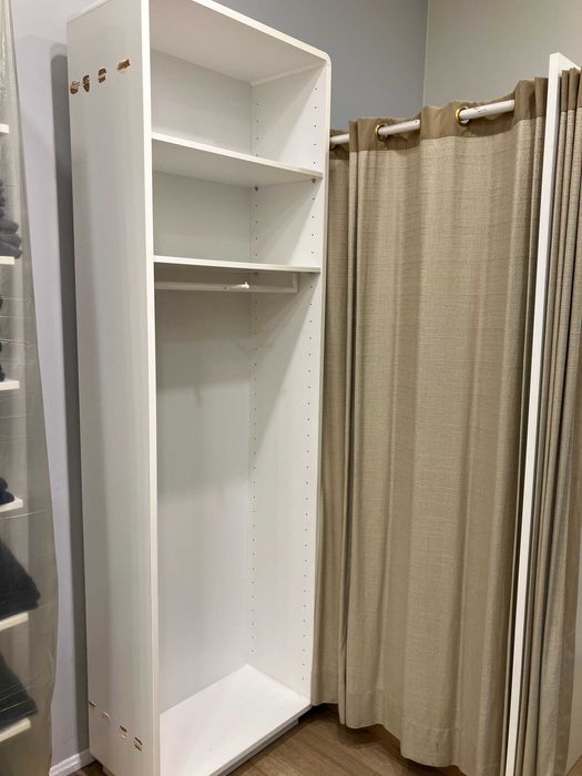 Продават се мебели от верига магазини за дрехи