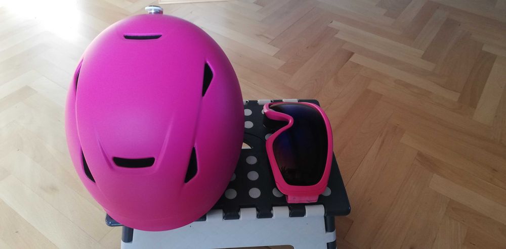 Детска ски каска и очила за момиче