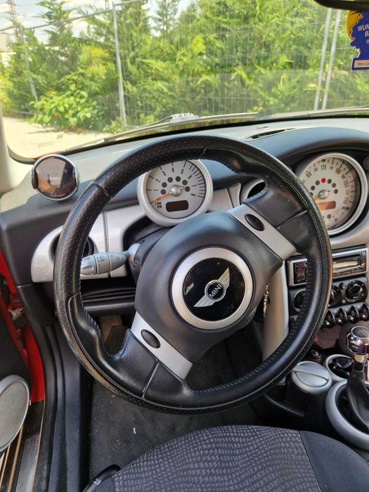 Mini Cooper 1.6 benzina, stare bună, roșu cu negru