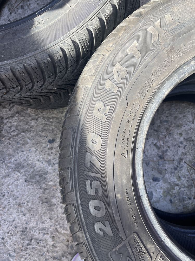 Продавам 2бр летни гуми 205/70R14 Semperit