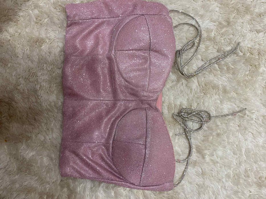 Топ с акцент на презрамките