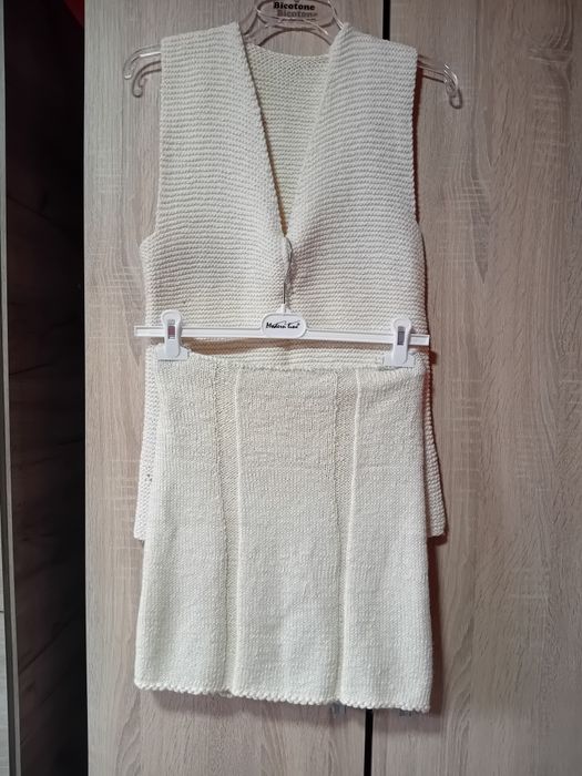 Vând costumase, veste, gâtar impletite în casa din melana