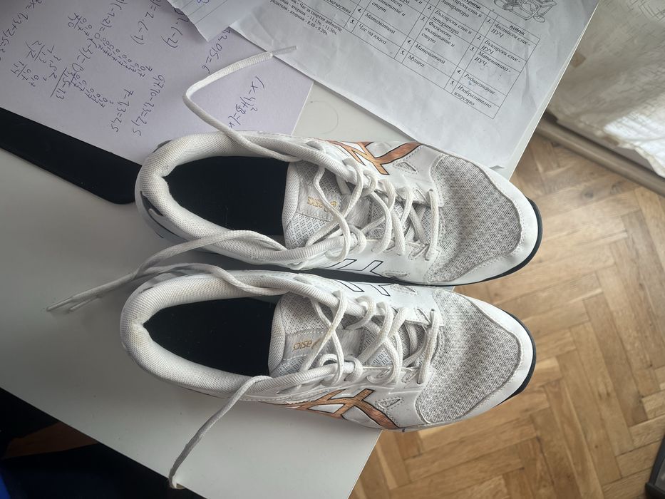 Продавам волейболни обувки asics gel rocket 11