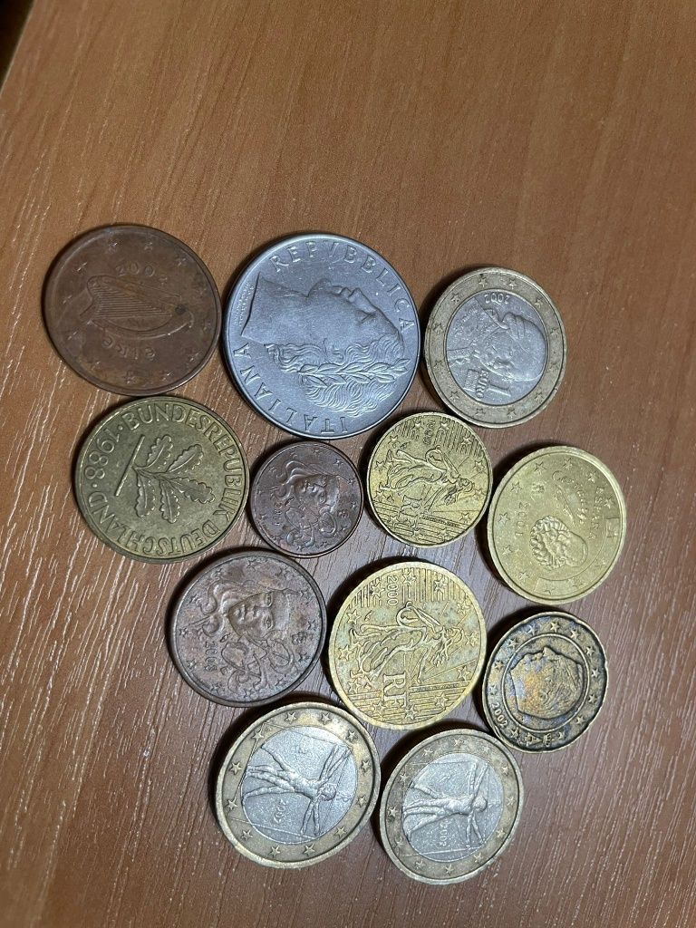 Monede vechi de vânzare.