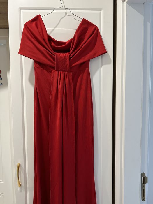 Червена дълга рокля