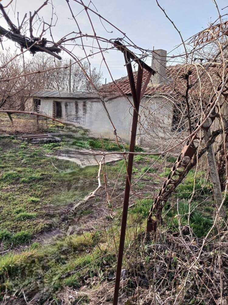 Къща с голям двор в Добрево