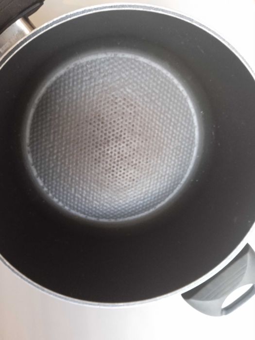 Черна тенджера с диаметър 24 см.