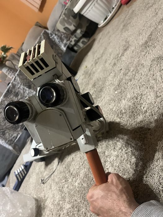 Бинокулярен микроскоп