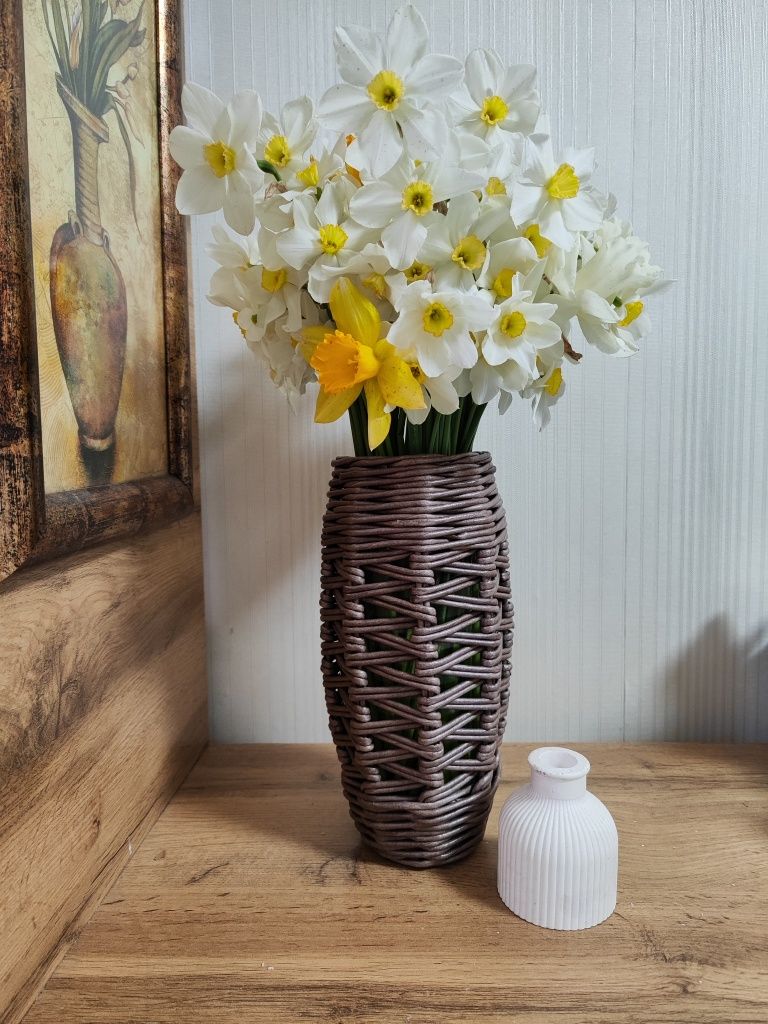 Плетёная ваза для цветов.