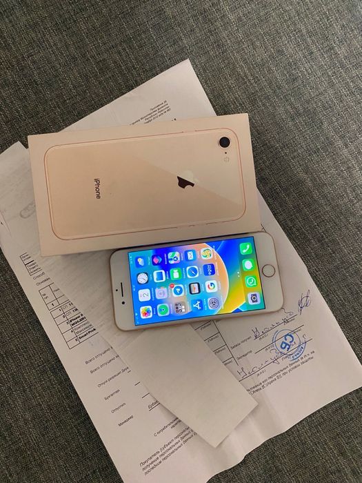 Продам Iphone 8  голд 64 г. Торг