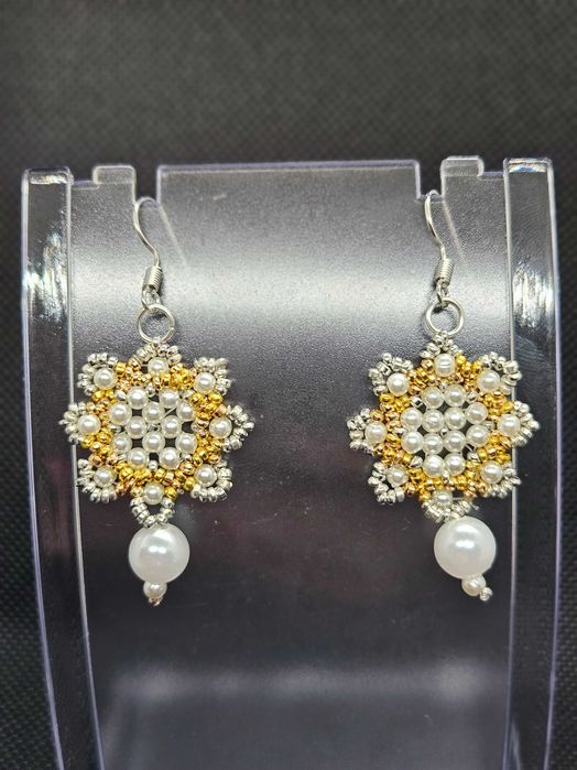 Продавам ръчно изработени бижута от мъниста