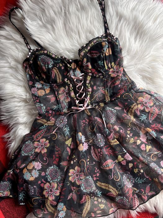 Această lenjerie delicată, în stil corset