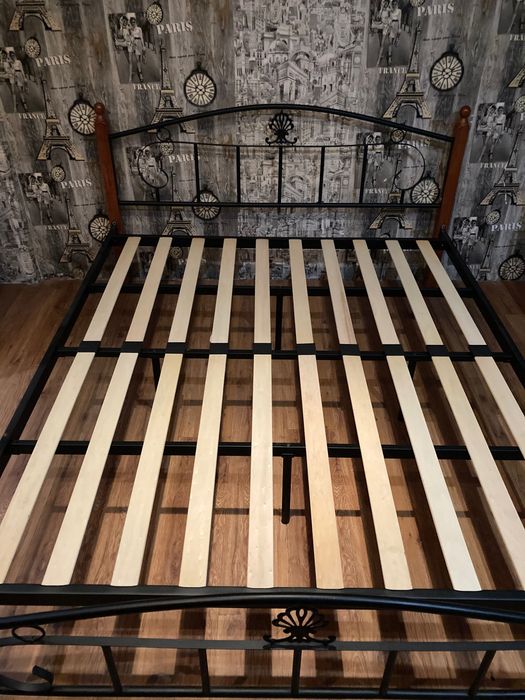 Спалня с метални рамки и дървени крака