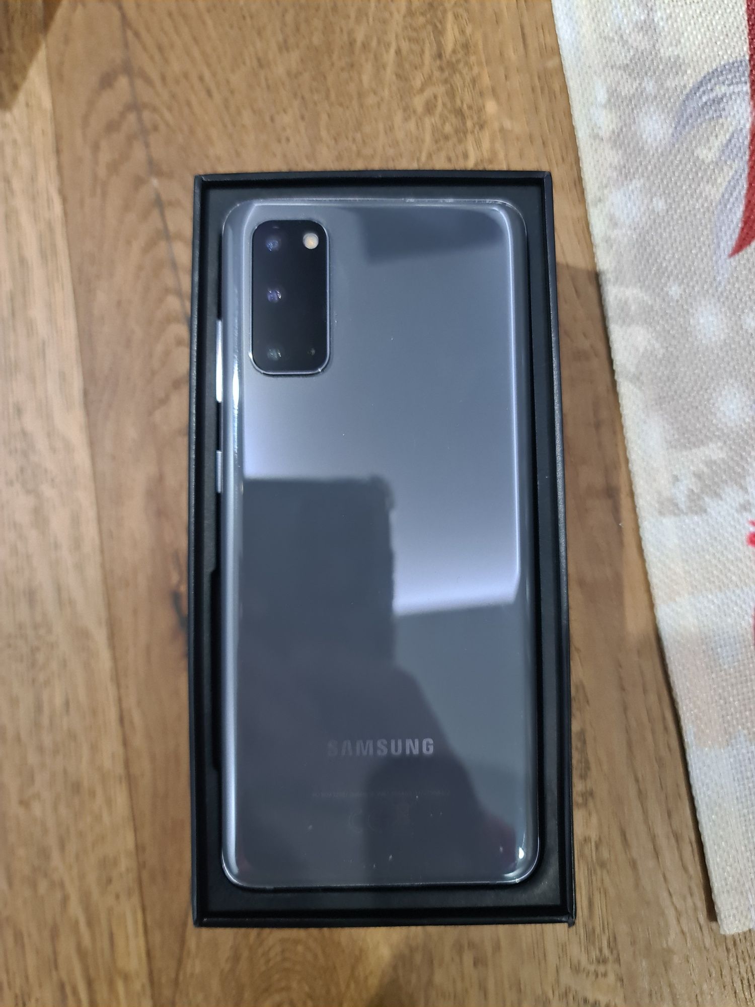 Продавам Samsung S20