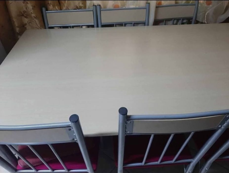 Vând masa de 1 m 50 cu 6 scaune