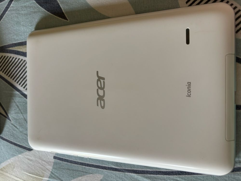 Продавам таблет Acer