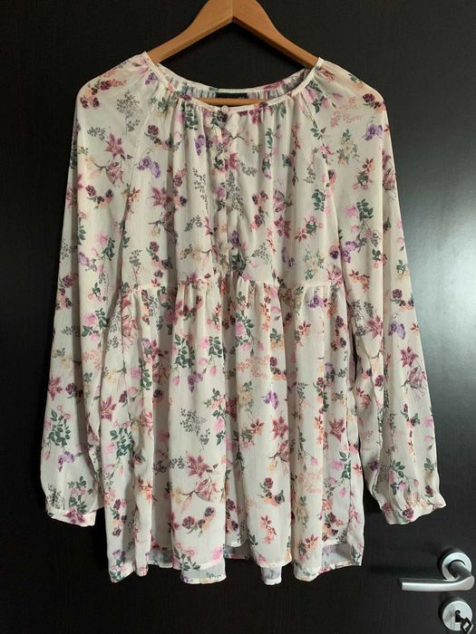 Vand doua bluze cu motive florale alb/turcoaz