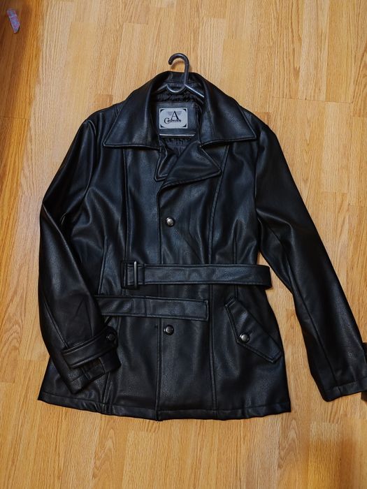 Haină de damă din piele.