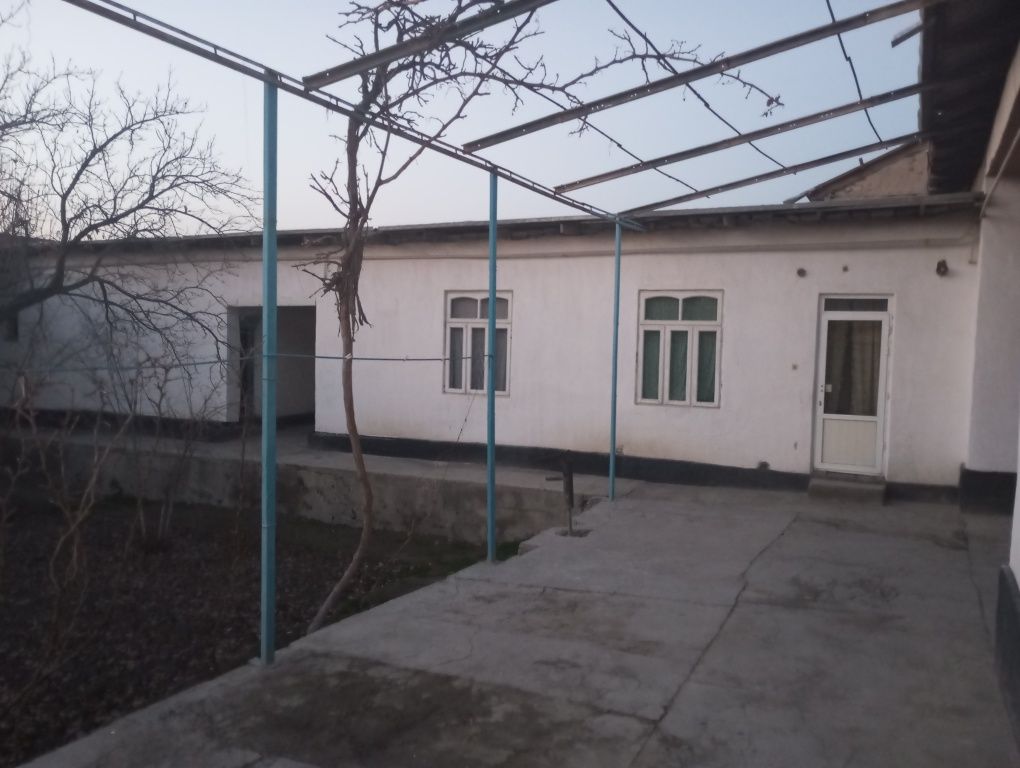 Hovli  sotiladi.