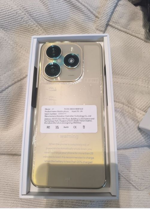 Чисто нов с подарък калъф и протектор