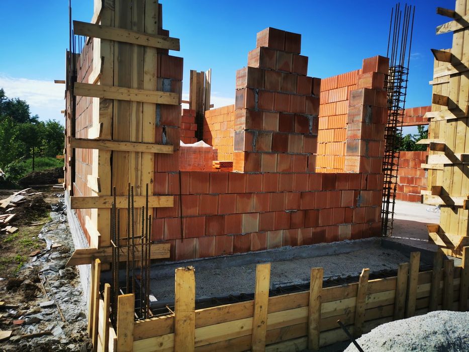 Construim case la rosu sau la cheie