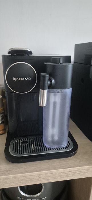 Expresor Nespresso Gran Lattissima – nou, sigilat, culoare neagră