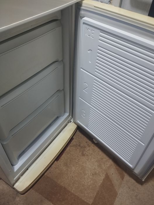 Продаётся двухкамерный холодильник "Sino"