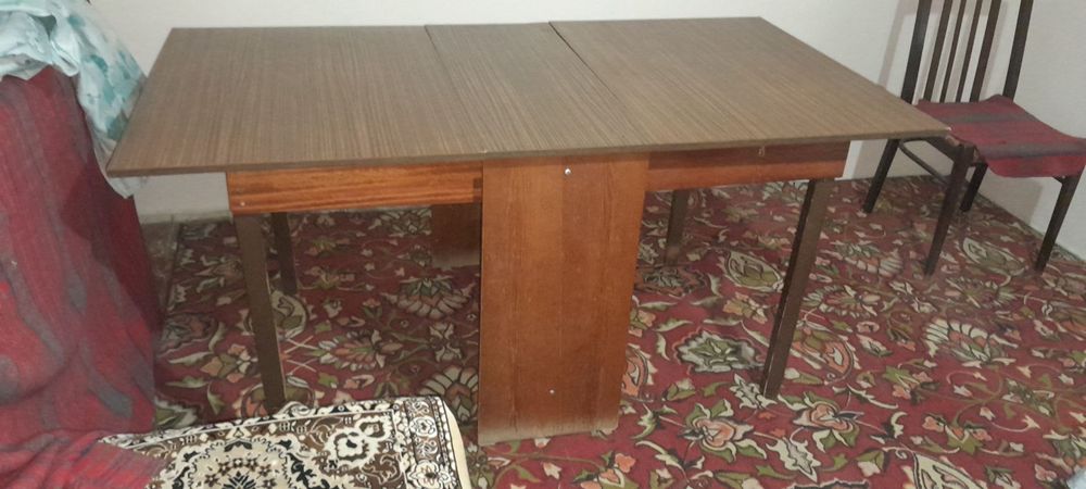 Продам стол лакированный