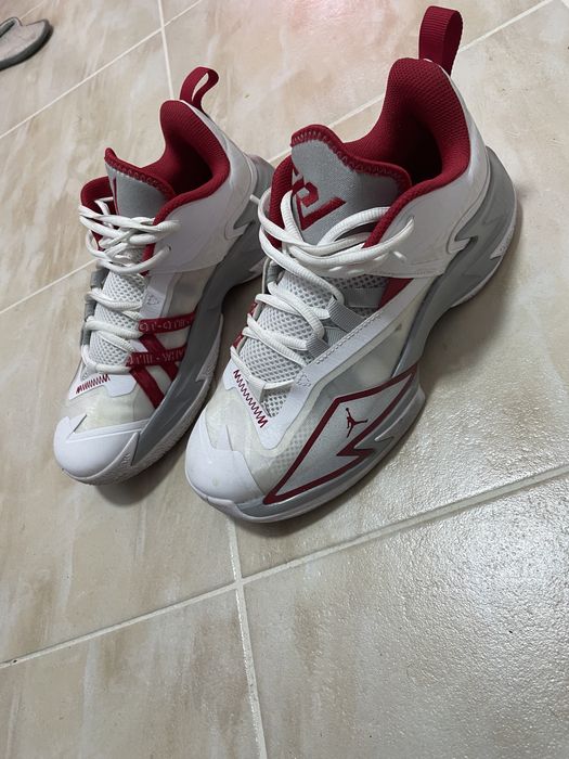 Adidasi jordan aproape noi