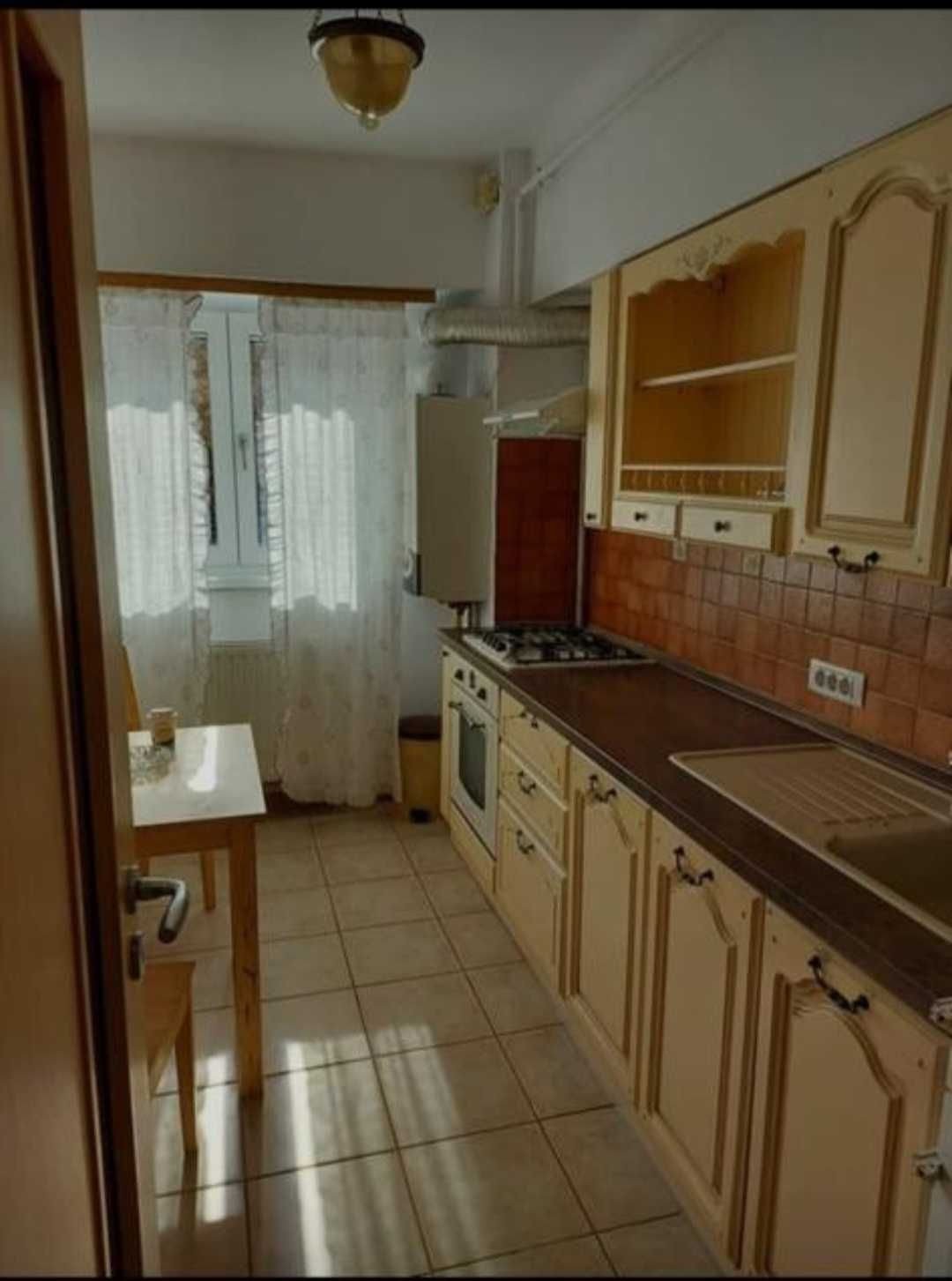 Inchiriez apartament 3camere(100m)-zona centrala 450Euro