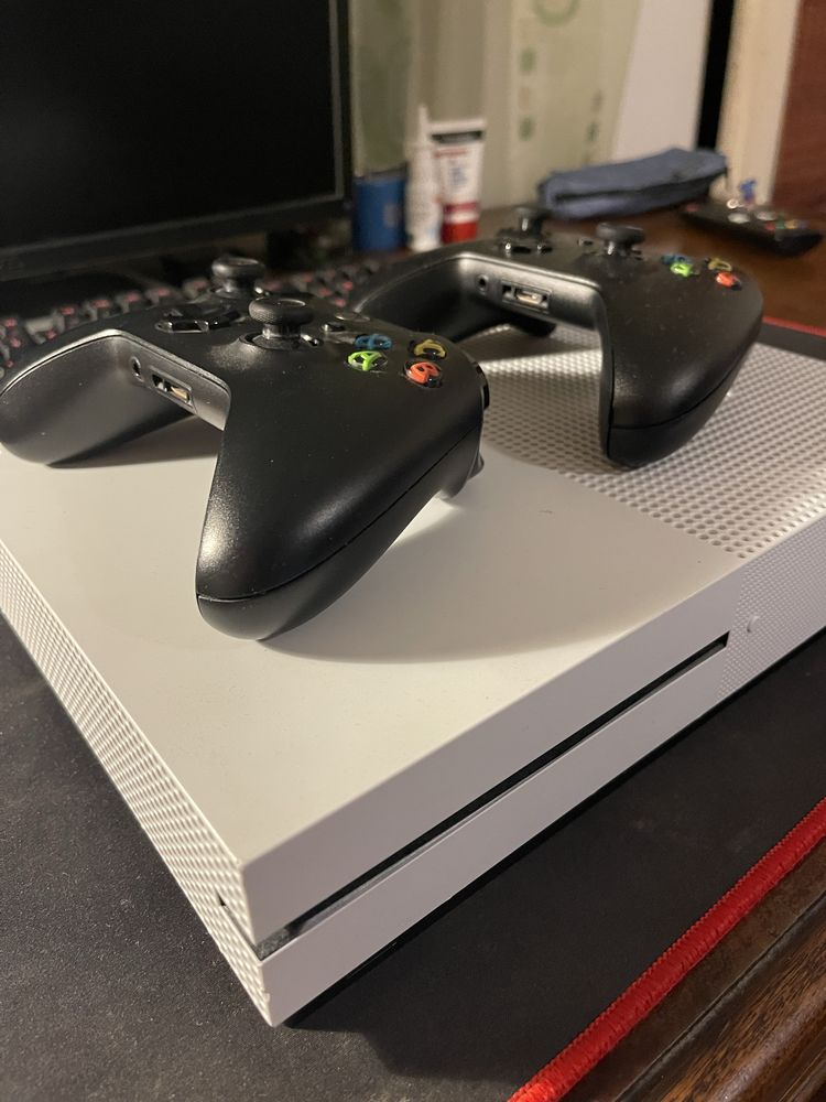 Xbox One S 1Tb cu 2 Controllere