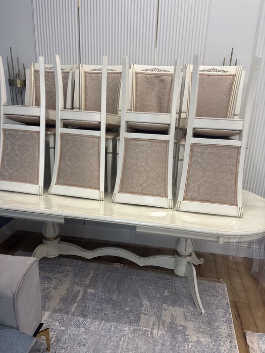 Стол со стульями