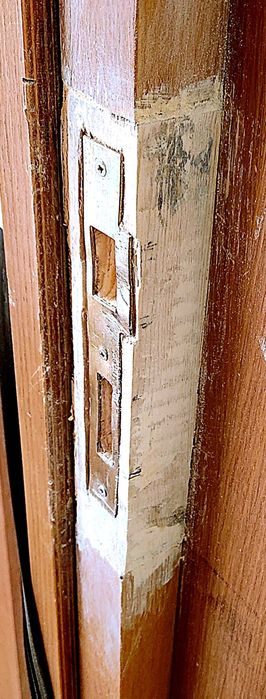 Reconditionar-Reparati usi-si tocuri din lemn.