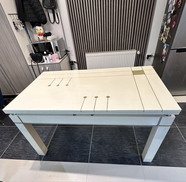 Vand masa de bucatarie in stare perfecta , blat de marmura .