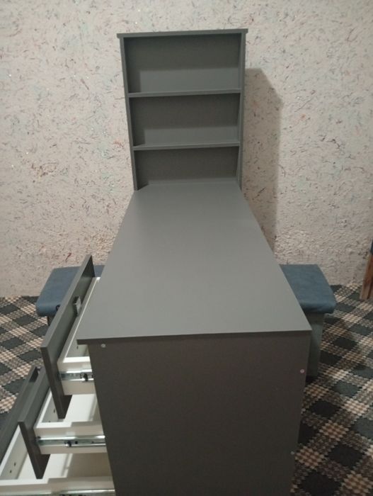 Маникюрный стол.