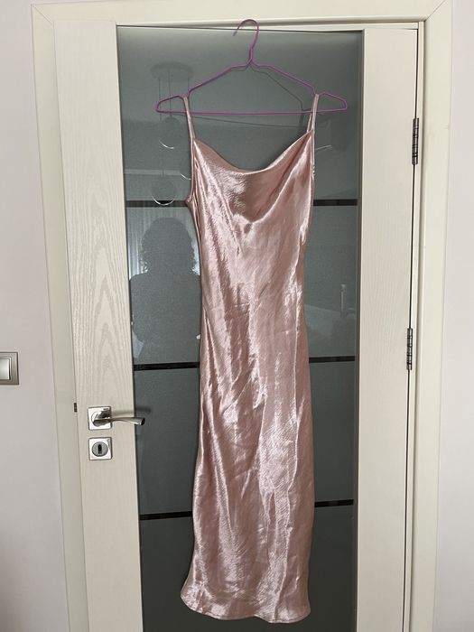 Рокля за повод, с гол гръб