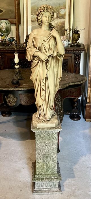 Statuie decorativă clasică pe soclu – femeie stil renascentist