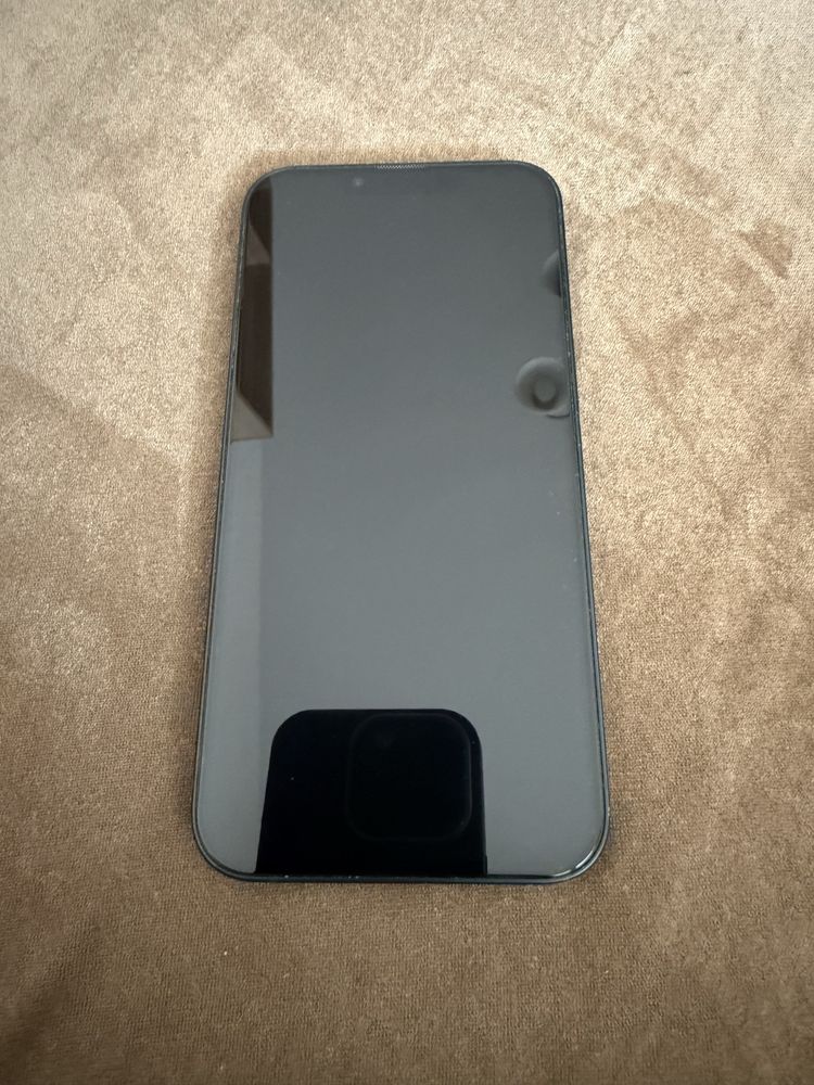 Продавам iPhone 13 128 gb. черен