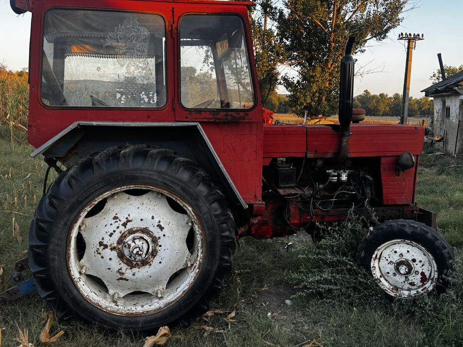 Vand tractor si presa de baloti lerda dau la scjimb si pe animale