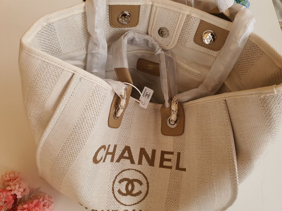 Chanel tote bag beige