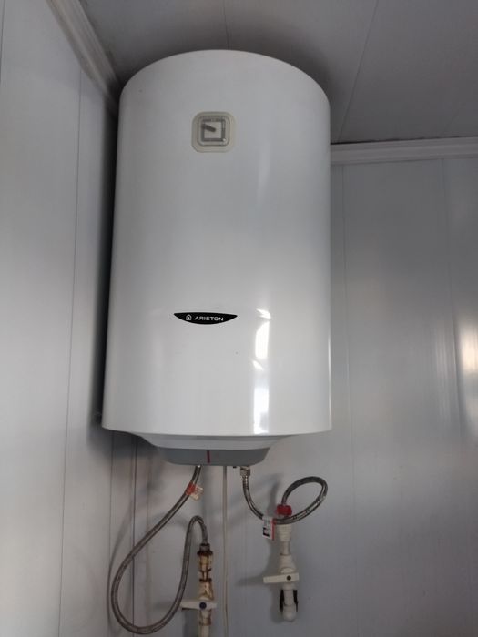 Продам холодильник в хорошем рабочем состоянии, Аристон , умывальник.