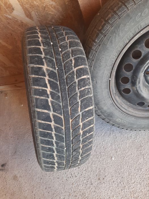 Vând cauciucuri cu jante și capce