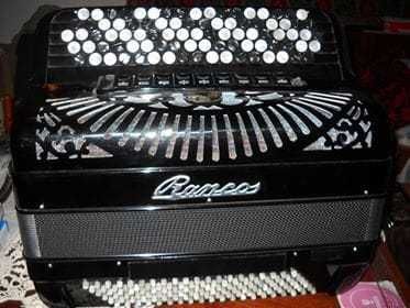 Vind acordeon Beltuna cu midi și cassotto 120 bași și alte armonici...