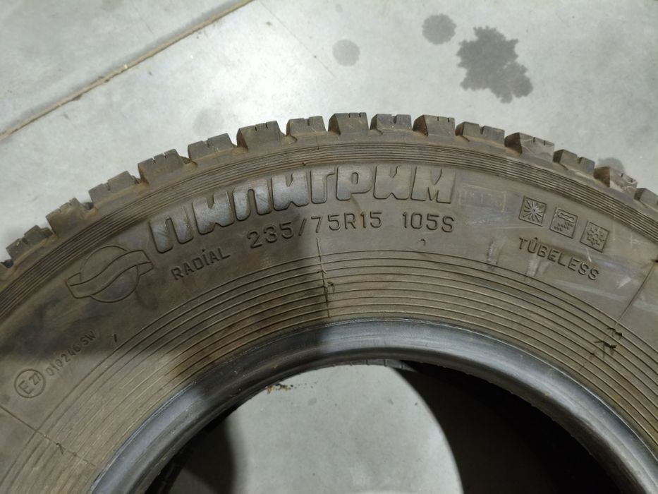 Продам два балона 235/75R15