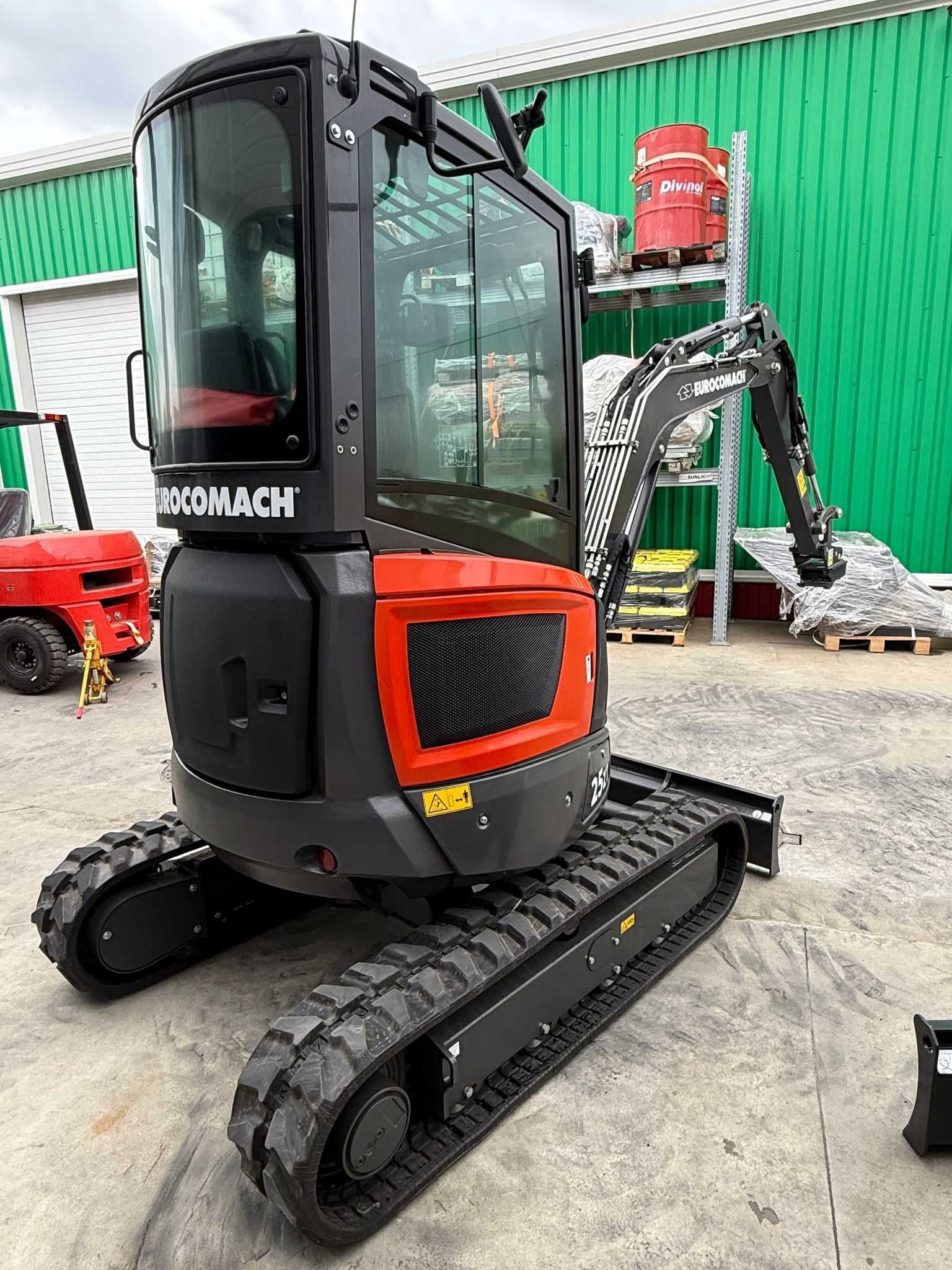 Mini Excavator NOU EUROCOMACH 25ZT Italia 2,7t 5 ANI Garantie 3 CUPE