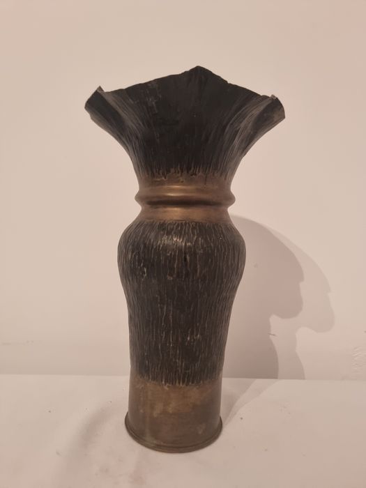 Vază trench art din teacă de obuz, datată 1937
