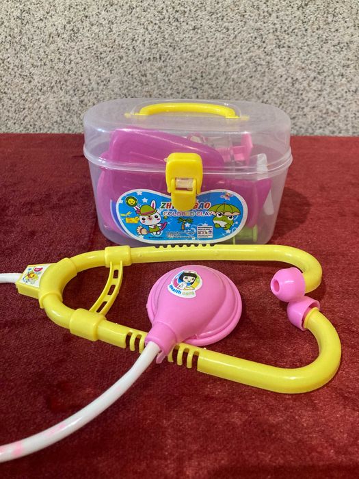 Кукли, прахосмукачка, микрофон и други играчки