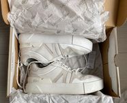 Бели маратонки Lacoste 36
